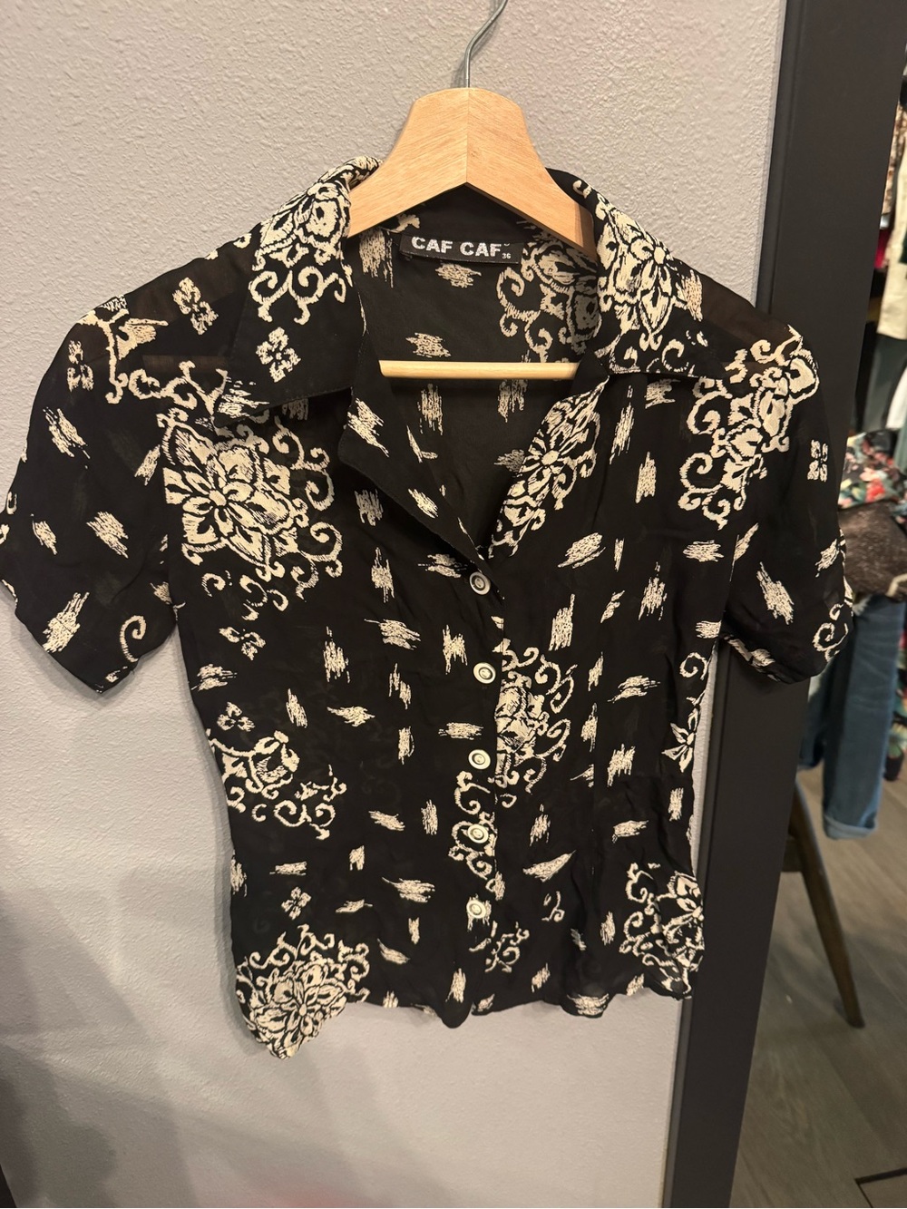 Vintage 90’s Black Floral Button-Up Short Sleeve Top 🖤☮️